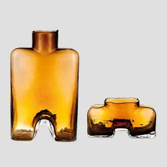 brown glass vase-إناء من الزجاج البني
